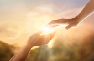 gottes-helfende-hand-mit-dem-weissen-kreuz-auf-sonnenunterganghintergrund_34200-323
